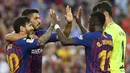 Para pemain Barcelona merayakan gol yang dicetak Lionel Messi ke gawang Huesca pada laga La Liga Spanyol di Stadion Camp Nou, Barcelona, Minggu (2/8/2018). Barcelona menang 8-2 atas Huesca. (AFP/Lluis Gene)