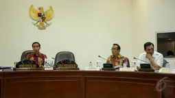 Presiden Joko Widodo saat memimpin rapat terbatas di Kantor Presiden, Jakarta, Senin (25/5/2015). Rapat terbatas tersebut membahas antara lain persiapan lebaran, infrastruktur, pertanian, pariwisata, dan sektor perikanan. (Liputan6.com/Faizal Fanani)
