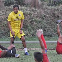 Para pemain Arema sedang berlatih bersama pelatih sementara, Kuncoro. (Bola.com/Iwan Setiawan)