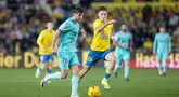 Sergi Roberto dari Barcelona mencoba melewati Mika Marmol dari Las Palmas pada laga jornada 19 La Liga 2023/2024 di Estadio de Gran Canaria, Jumat (5/1/2024).  Barca sebenarnya kalah karena gol Munir El Haddadi.  Pasukan Xavi bangkit kembali melalui gol Ferran Torres di awal babak kedua dan penalti Ilkay Gundogan di masa tambahan waktu.  (AFP/Desiree Martin)