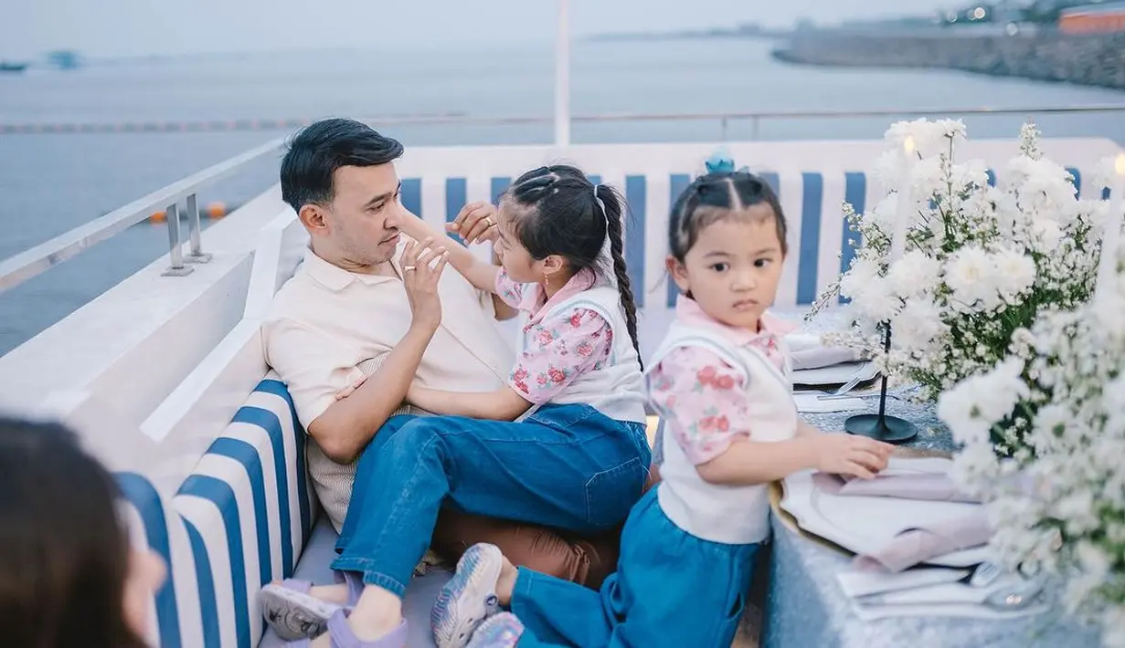 Sementara Thalia dan Thania yang kompak pakai kemeja, vest putih, dan celana jeans.  [@ruben_onsu]