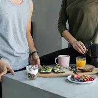 Dehidrasi ringan sering kali menyamar menjadi rasa lapar yang sangat meyakinkan, membuat kita merasa lesu dan sulit berkonsentrasi. [Dok/Pexels.com/Ba Tik].