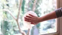 3 Hal yang yang harus Diperhatikan Saat Membersihkan Kaca Rumah