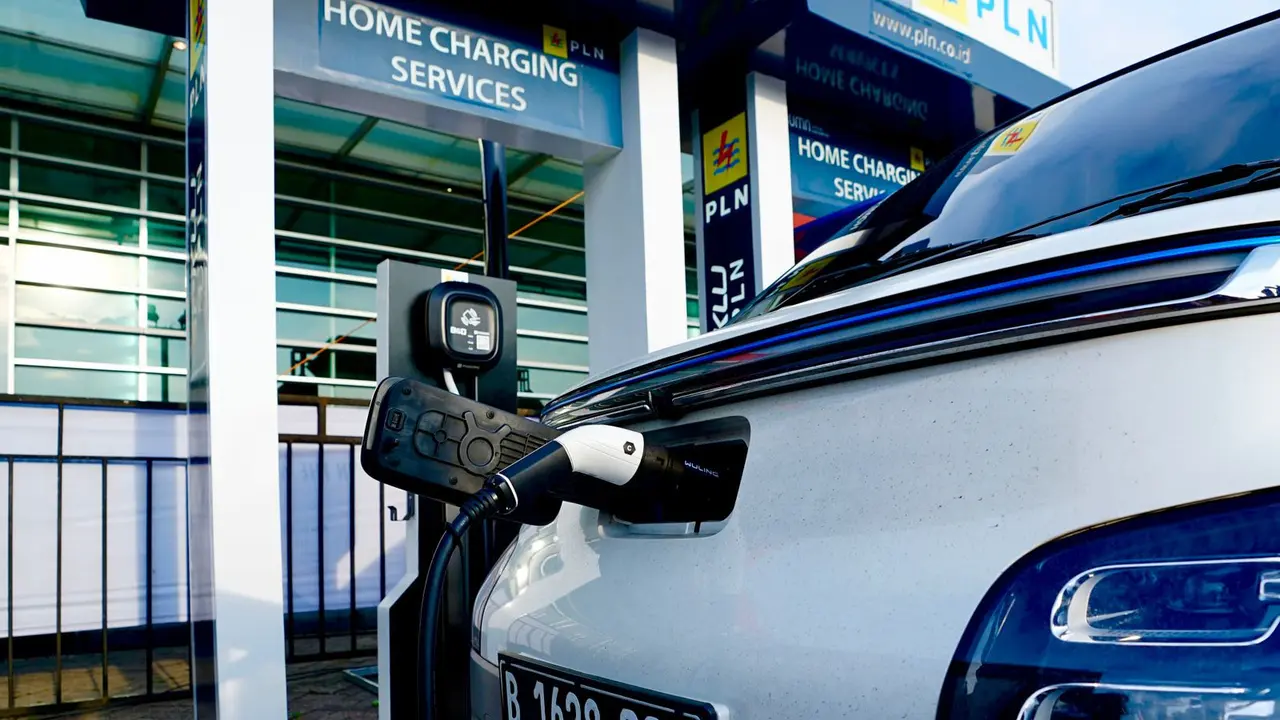 PT PLN (Persero)  memberikan kemudahan bagi pengguna kendaraan listrik atau electric vehicle (EV) dengan layanan pengisian daya kendaraan listrik di rumah, atau home charging. (Dok PLN)