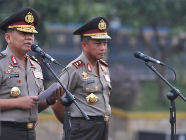Irjen Unggung Cahyono (kiri) didampingi Irjen Tito Karnavian memberikan sambutan pada acara pisah sambut di Polda Metro, Jakarta, Jum'at (12/6/2015). Tito Karnavian menggantikan Unggung Cahyono sebagai Kapolda Metro Jaya. (Liputan6.com/Andrian M Tunay) 