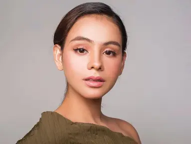 Sahila Hisyam adalah salah satu artis yang sangat fashionable. Untuk menunjang penampilan fashionable-nya, ia sering mengubah gaya rambutnya. Salah satu gaya rambut memesona Sahila adalah rambut ala tahun 80-an, membuatnya semakin terlihat manis.(Liputan6.com/IG/@sahilahisyam)