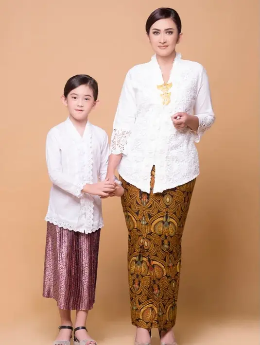 Ada banyak cara yang dilakukan Nafa agar bisa selalu dekat Mikha. Selain menghabiskan waktu libur bersama dengan mengunjungi tempat wisata, keduanya juga suka mengenakan kostum atau pakaian bernuansa senada. Mereka terlihat semakin kompak dan hangat, kan. (Liputan6.com/IG/@nafaurbach)