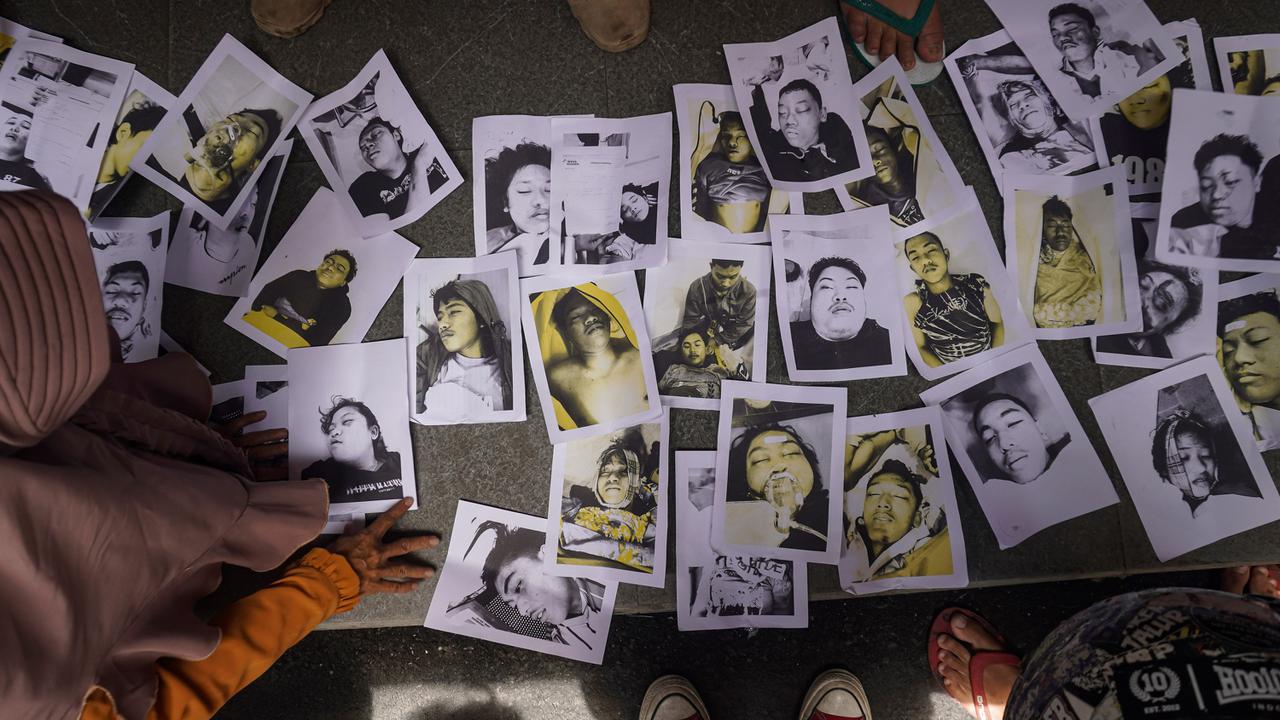 Air Mata Keluarga Korban Tragedi Kerusuhan Stadion Kanjuruhan Malang