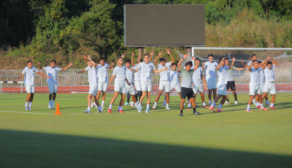 Indra Sjafri menyebut Skuad Garuda Muda siap bermain di ajang tertinggi multi event se-Asia Tenggara tersebut. Tampak dalam foto, pemain Tim Nasional (Timnas) Indonesia U-22 melakukan sesi latihan di Rajamangala University of Technology Lanna Stadium, Doi Saket, Chiang Mai pada Minggu (7/12/2025) sore waktu setempat. (Bola.com/Bagaskara Lazuardi)