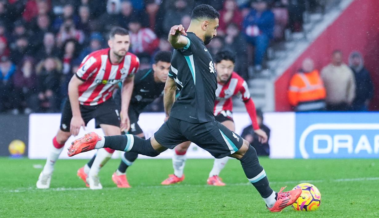 Dua golnya yang bersarang ke gawang Southampton hadir pada menit ke-65 dan penalti di menit ke-83. Satu gol lainnya dari The Reds diciptakan oleh Dominik Szoboszlai (30'). (AP Photo/Sean Ryan)