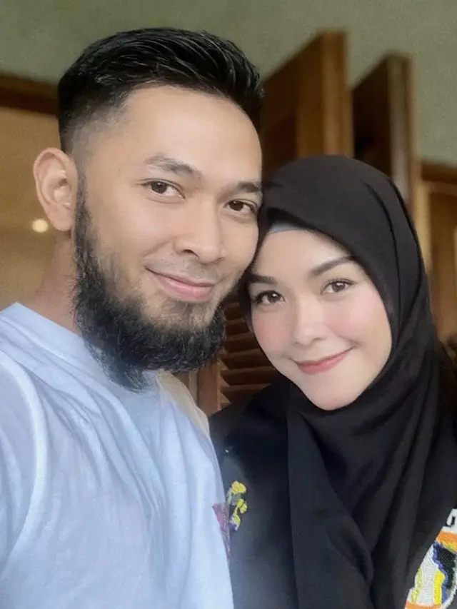 6 Potret Uki Eks NOAH dan Istri yang Kini Hamil Anak Ketiga