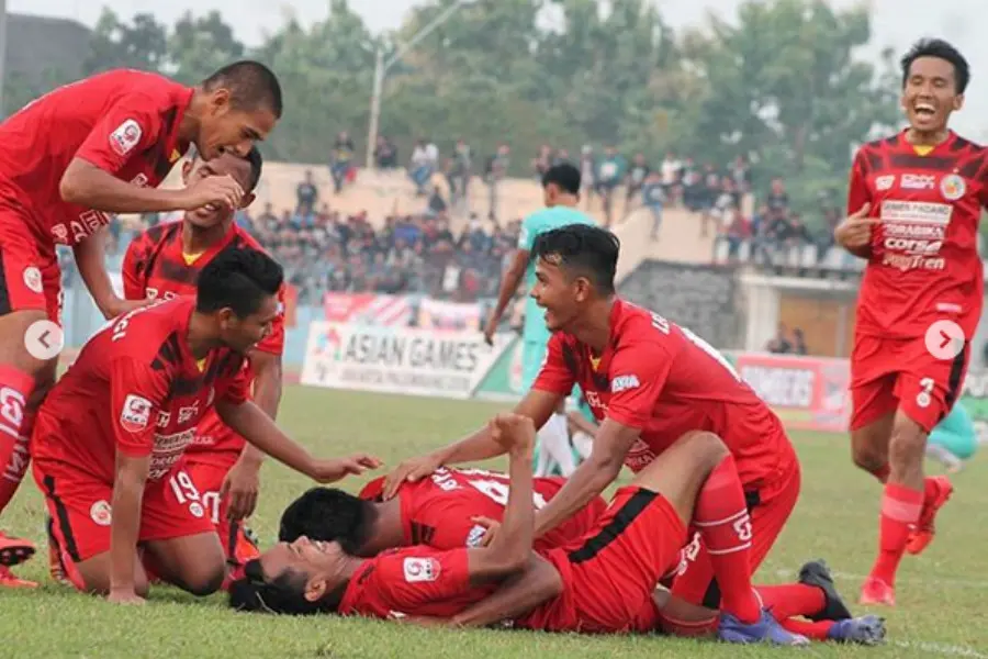 Pemain Semen padang FC berselebrasi setelah gol kedua yang diciptakan Manda Cingi ke gawang Persik Kendal pada lanjutan Liga 2 2018, Selasa (3/7/2018). (Bola.com/Arya Sikumbang)