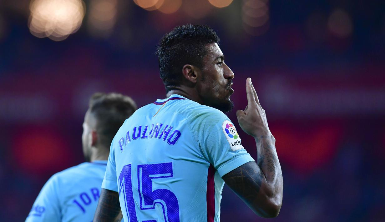 Pemain FC Barcelona, Paulinho Bezerra memberikan salam kepada fans usai membobol gawang Athletic Bilbao pada lanjutan La Liga Santander di San Mames stadium, Bilbao, (28/102017). Barcelona menang 2-0. (AP/Alvaro Barrientos)