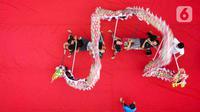 Pemain dari kelompok barongsai Naga Merah Putih Bogor melakukan latihan dengan Liong di kawasan Babakan Pasar, Kota Bogor, Jawa Barat, Rabu (11/1/2023). Latihan tersebut  untuk mempersiapkan penampilan menyambut Tahun Baru Imlek. (Liputan6.com/Herman Zakharia)