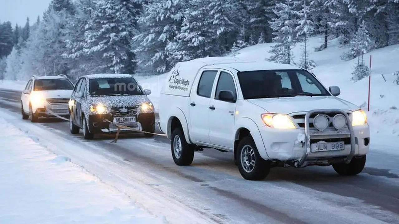 Uji Coba Keok, Opel Meriva Terpaksa Diderek Toyota Hilux
