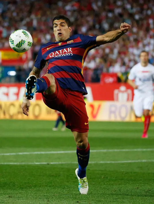 Penyerang Barcelona, Luis Suarez berusaha mengontrol bola saat pertandingan final Piala Copa del Rey di Madrid, (23/5). Barcelona menang atas Sevilla dengan skor 2-0. (Reuters / Juan Medina)