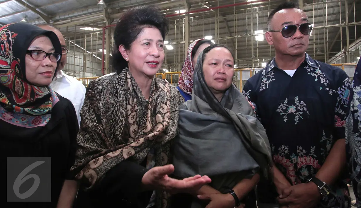 Menkes Nila F Moeloek (kedua kiri) saat menyambut dan memberi penghormatan terakhir untuk jenazah dokter muda, Dionisius Giri Samudra atau yang akrab disapa dokter Andra di Bandara Soekarno Hatta, Tangerang, Jumat (13/11). (Liputan6.com/Angga Yuniar)