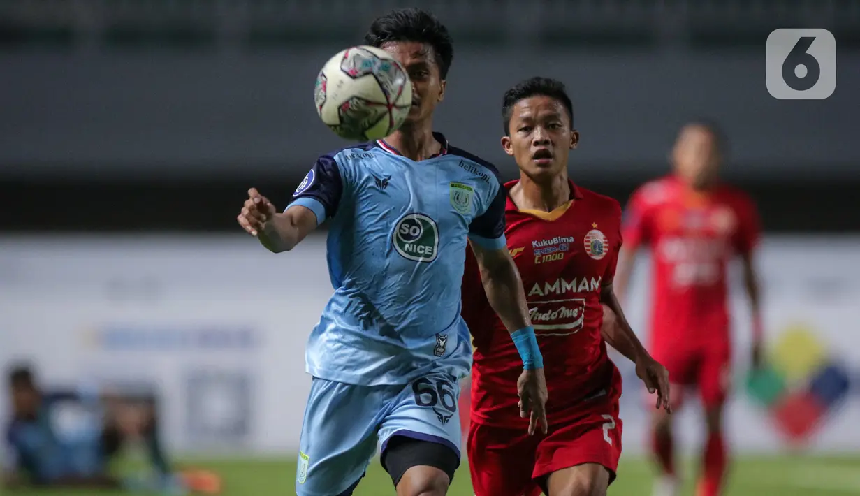 Gelandang Persela Lamongan, Akbar (kiri) berebut bola dengan bek Persija Jakarta, Rio Fahmi saat laga pekan keempat BRI Liga 1 2021/2022 di Stadion Pakansari, Bogor, Jumat (24/09/2021). Persija Jakarta membungkam Persela Lamongan 2-1. (Bola.com/Bagaskara Lazuardi)