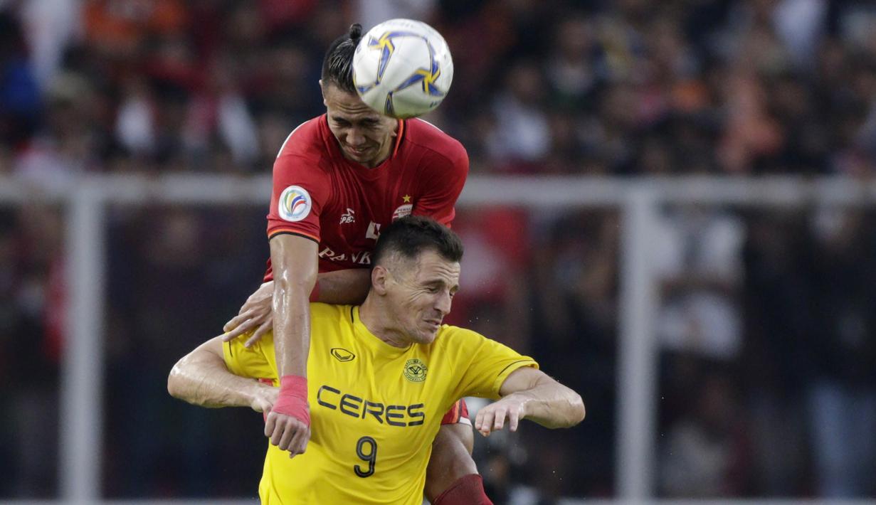 Bek Persija Jakarta, Ryuji Utomo, duel udara dengan pemain Ceres-Negros, Mahir Karic, pada laga Piala AFC di SUGBK, Jakarta, Selasa (23/4). Persija takluk 2-3 dari Ceres-Negros. (Bola.com/M Iqbal Ichsan)