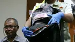  Petugas KPK menunjukan barang bukti hasil operasi tangkap tangan (OTT) di Gedung KPK, Jakarta, Sabtu (27/5). Dalam OTT KPK menetapkan 4 orang tersangka dan menyita uang sebanyak Rp40 Juta, Rp1,145 Milyar dan USD 3000. (Liputan6.com/Angga Yuniar)
