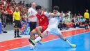 Kedua tim sama-sama tampil agresif dan memeragakan pressing ketat. Tampak dalam foto, pemain Timnas Futsal Indonesia, Israr Megantara (kiri) saat bertanding melawan Irak pada laga penyisihan Grup A Piala Asia Futsal 2026 di Indonesia Arena, Kompleks Gelora Bung Karno, Senayan, Jakarta, Sabtu (31/1/2026). (Bola.com/Bagaskara Lazuardi)