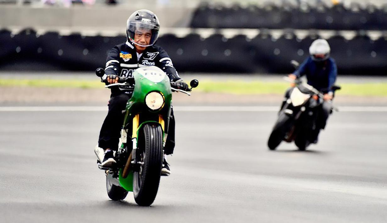 Mencoba sirkuit yang memiliki 17 tikungan tersebut dan panjang lintasan 4,31 km, Jokowi menggunakan motor Kawasaki W175 yang telah dimodifikasi. (Istana Kepresidenan/Agus Suparto)