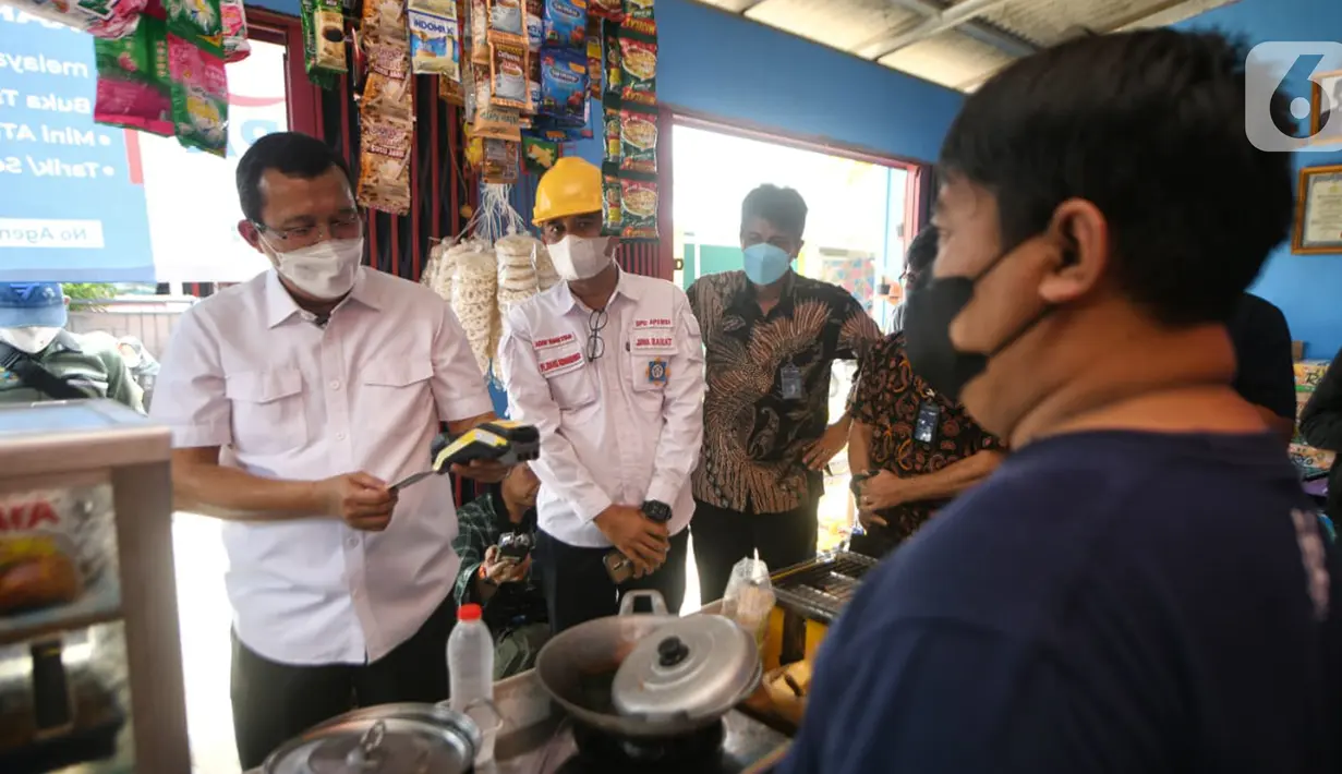 Direktur Utama Bank BTN Haru Koesmahargyo berbincang dengan pemilik warung saat memantau penyaluran Bantuan Sosial (Bansos) dan Bantuan Subsidi Upah (BSU) bagi masyarakat terdampak Covid-19 di wilayah Cikarang dan Karawang, Jawa Barat. (Liputan6.com/HO/BTN)