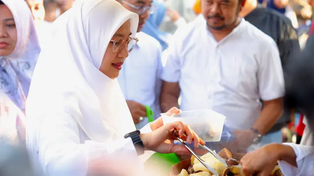 Festival Ngerandu Buko, Bupati Banyuwangi Ipuk Fiestiandani berbelanja gunakan wadah palstik (Istimewa)