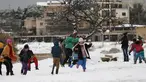 Sejumlah anak pengungsi Suriah bermain dengan salju di Aley, Lebanon, Jumat (1/12/2016). Badai salju di Lebanon menambah kesengsaraan puluhan ribu pengungsi Suriah yang tinggal di tempat penampungan sementara wilayah tersebut. (REUTERS/Jamal Saidi)