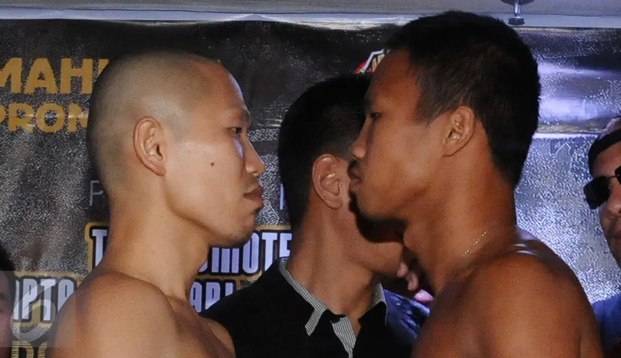 Petinju Indonesia, Daud Yordan (kanan) berhadapan dengan Yoshitaka Kato usai melakukan timbang badan di Jakarta, Kamis (4/2/2016). Daud akan melawan petinju Jepang, Yoshitaka Kato dalam laga kelas ringan WBO, Jumat (5/2). (Liputan6.com/Helmi Fithriansyah)