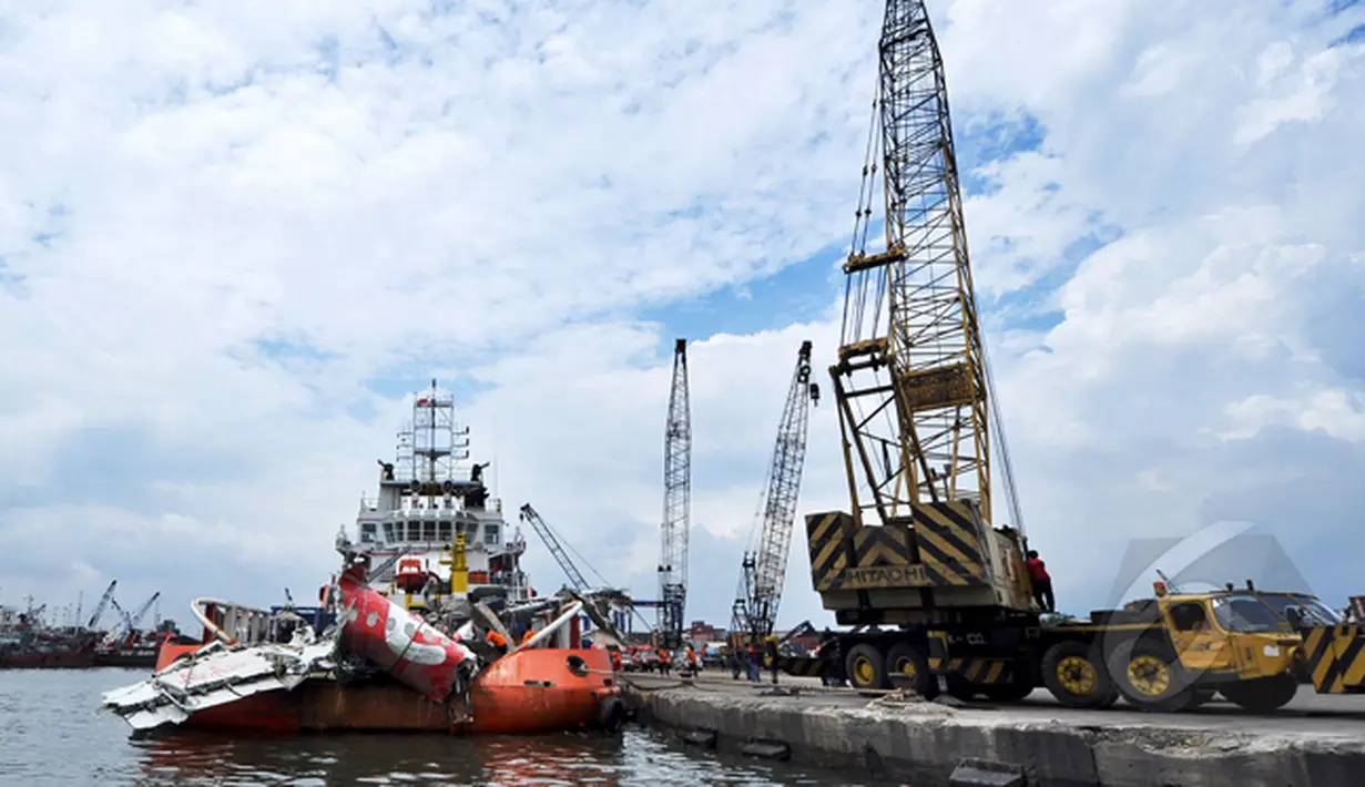 Sebuah alat berat dipersiapkan untuk mengankat bangkai badan AirAsia QZ8501 dari kapal milik SKK Migas, Crest Onyx di Pelabuhan Tanjung Priok, Jakarta, Senin (2/3/2015).  (Liputan6.com/Faizal Fanani)