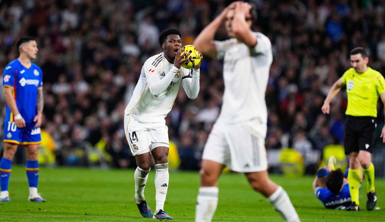 Sementara, Barcelona kokoh di puncak klasemen klasemen La Liga 2025/2026 dengan 64 poin. Tampak dalam foto, reaksi Aurelien Tchouameni dari Real Madrid saat pertandingan pekan ke-26 La Liga 2025/2026 melawan Getafe di Stadion Bernabeu, Madrid, Spanyol, Senin 2 Maret 2026 waktu setempat atau Selasa (3/3/2026) dini hari WIB. (AP Photo/Manu Fernandez)