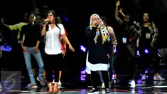 Syahrini dan Melly Goeslaw melakukan Gladiresik HUT 26 SCTV di Istora Senayan, Jakarta, Selasa (23/8). Penyanyi pemilik jargon 'sesuatu' itu akan berkolaborasi dengan Melly Goeslaw membawakan lagunya bertajuk Seperti Itu. (Liputan6.com/Johan Tallo)