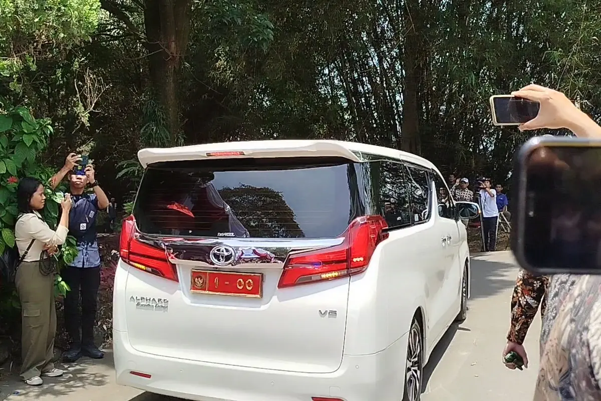 Mobil dinas yang biasa ditumpangi Prabowo Subianto meninggalkan Padepokan Garda Yaksa Hambalang pada Kamis (17/10/2024).