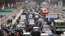 Pemandangan kemacetan kendaraan di Jalan Sudirman, Senayan, Jakarta, Minggu (2/9). Tingginya antusiasme warga yang ingin menonton penutupan Asian Games 2018 menyebabkan kawasan Senayan dipadati kendaraan. (Liputan6.com/Immanuel Antonius)