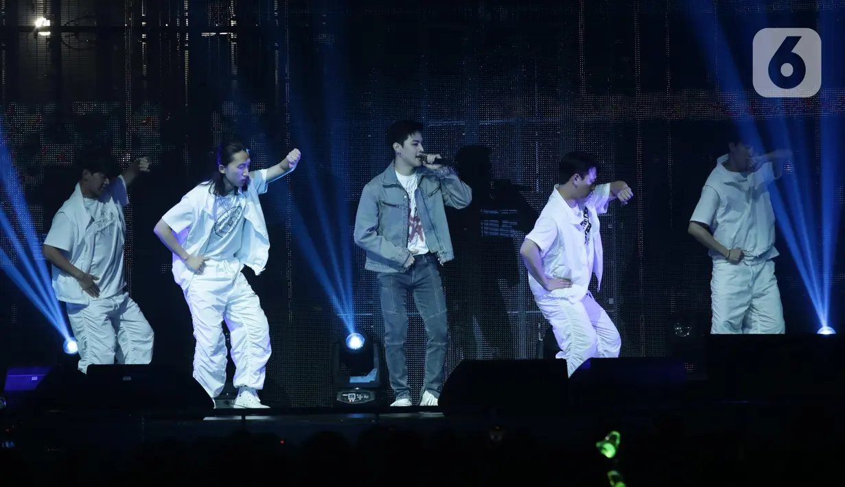 Anggota kelompok GOT7 asal Korea Selatan, Jay B (tengah) menggelar konser solonya bertajuk konser JAY B Tape: Press Pause Live in Jakarta di Kasablanka Hall, Jakarta Selatan, Sabtu (22/10/2022). Ini merupakan salah satu rangkaian tur konser keliling dunia Jay B di tahun 2022. (Liputan6.com/Helmi Fithriansyah)