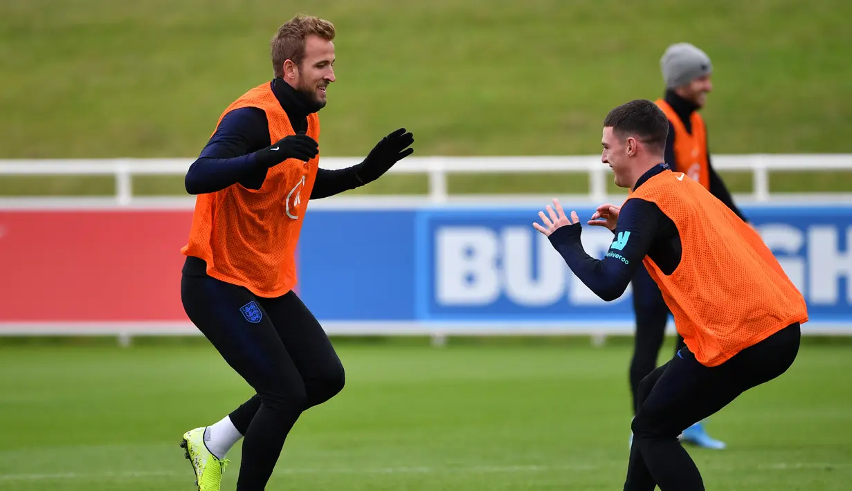 Striker Inggris Harry Kane (kiri) dan bek  Declan Rice (kanan) melakukan pemanasan saat mengikuti sesi latihan tim di St George's Park di Burton-on-Trent (6/9/2019). Inggris akan bertanding melawan Bulgaria pada grup A kualifikasi Euro 2020 di stadion Wambley. (AFP Photo/Paul Ellis)