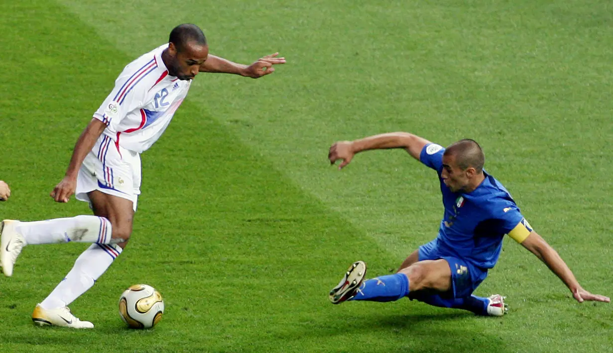 Kesuksesan tersebut tidak lepas dari kehadiran sosok Cannavaro sebagai bek tengah. Sejumlah aksi bertahannya mampu mengamankan jala Gli Azzuri dari kebobolan. (AFP/Daniel Garcia)