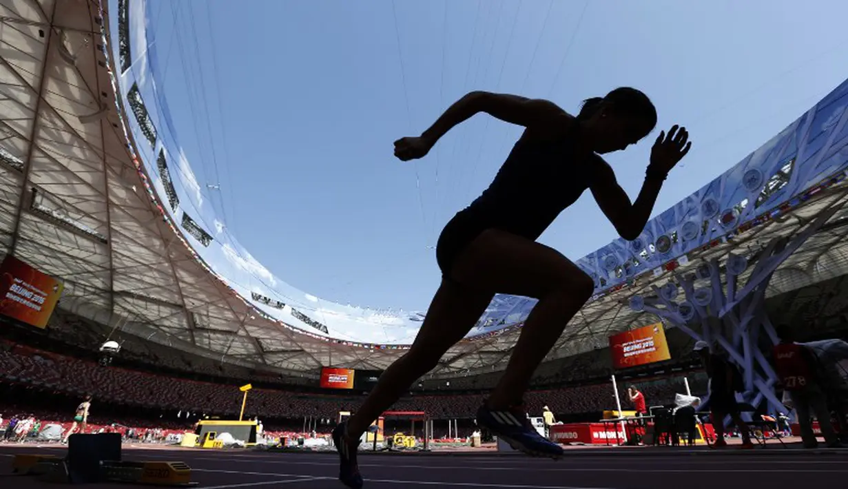 Seorang atlet berlari dalam sesi latihan Kejuaraan Dunia Atletik 2015 di Stadion Nasional Beijing, Tiongkok. Jumat (21/8/2015). (AFP Photo/Adrian Dennis)