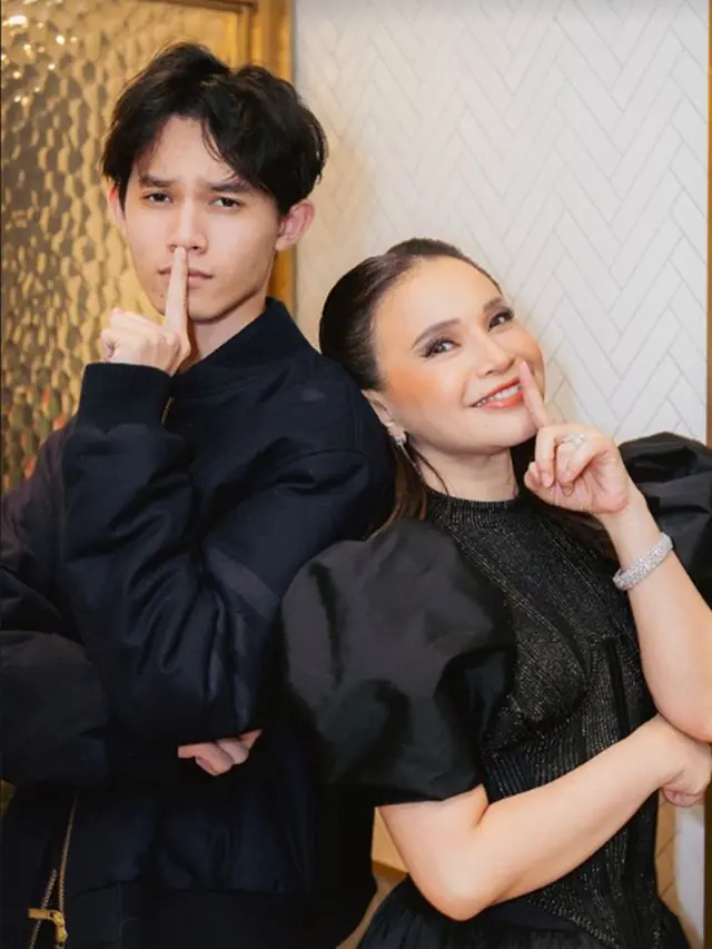 Potret Rossa di Gala Premiere All Access to Rossa 25 Shining Years, Didampingi Sang Anak