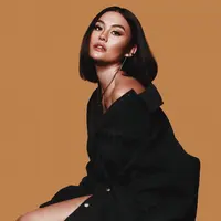 Penampilan feminin Agnez Mo ini pernah sangat menarik perhatian. Dengan oversized t-shirt hitam yang dikenakan sehingga memperlihatkan bagian pundak dan pahanya, Agnez Mo terlihat luar biasa memakai bold makeup dan rambut bob sebahu yang lurus. Foto: Instagram.