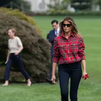 Ibu Negara AS, Melania Trump bersiap berkebun bersama anak-anak dari Boys & Girls Club di Kitchen Garden Gedung Putih, Jumat (22/9). Ibu satu anak ini memakai sepatu converse warna abu-abu dan bercelana jeans skinny warna hitam. (NICHOLAS KAMM/AFP)