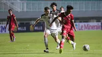 Pemain Timnas Indonesia U-17, Muhammad Narendra Tegar&nbsp;(kanan) berusaha melewati hadangan pemain Timnas Guam U-17 dalam pertandingan Grup B Kualifikasi Piala Asia U-17 2023 yang berlangsung di Stadion Pakansari, Bogor, Senin (3/10/2022). (Bola.com/Bagaskara Lazuardi)