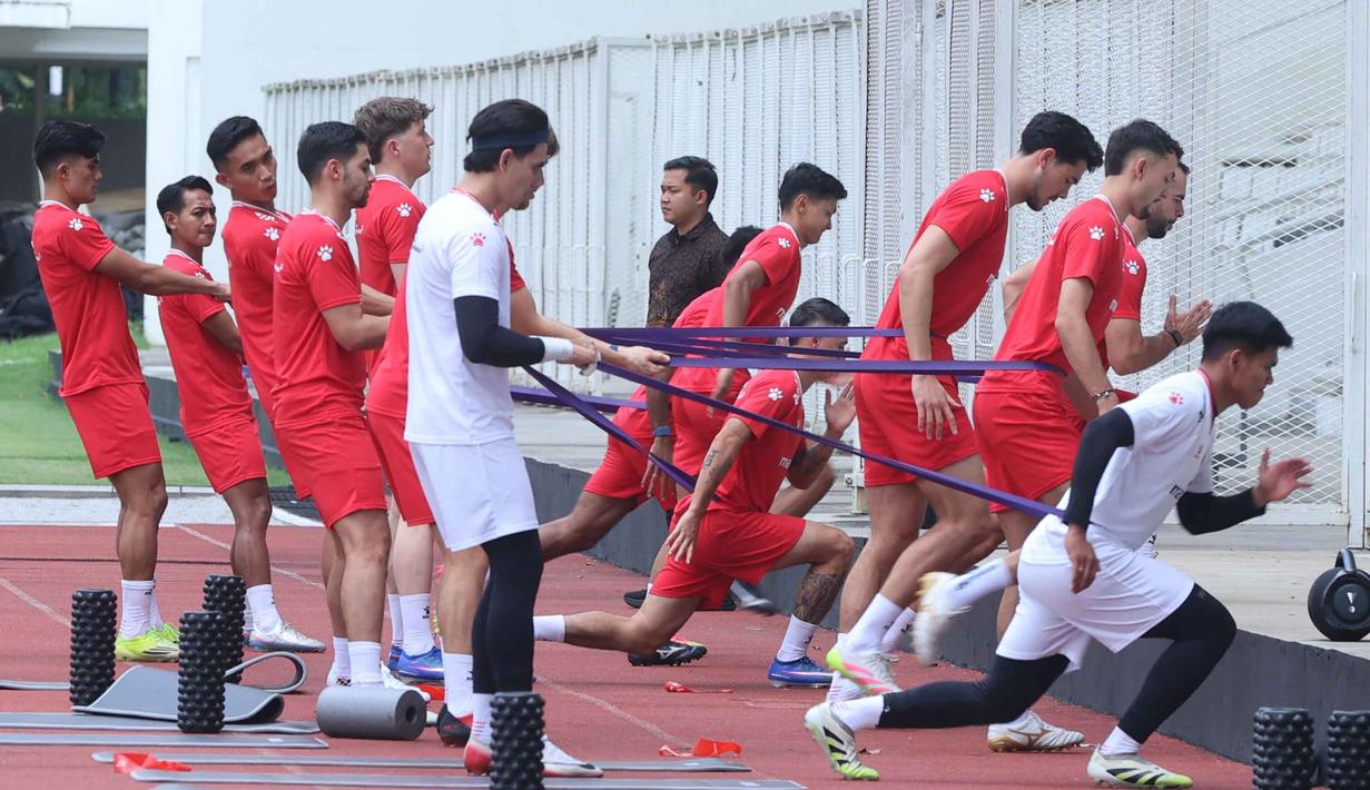 Dalam sesi awal ini, sejumlah wajah lama kembali terlihat memperkuat Timnas Indonesia. Tampak dalam foto, pemain Timnas Indonesia saat mengikuti sesi latihan perdana di Lapangan Stadion Madya, Kompleks Gelora Bung Karno, Senayan, Jakarta, Selasa (24/3/2026). (Bola.com/M Iqbal Ichsan)