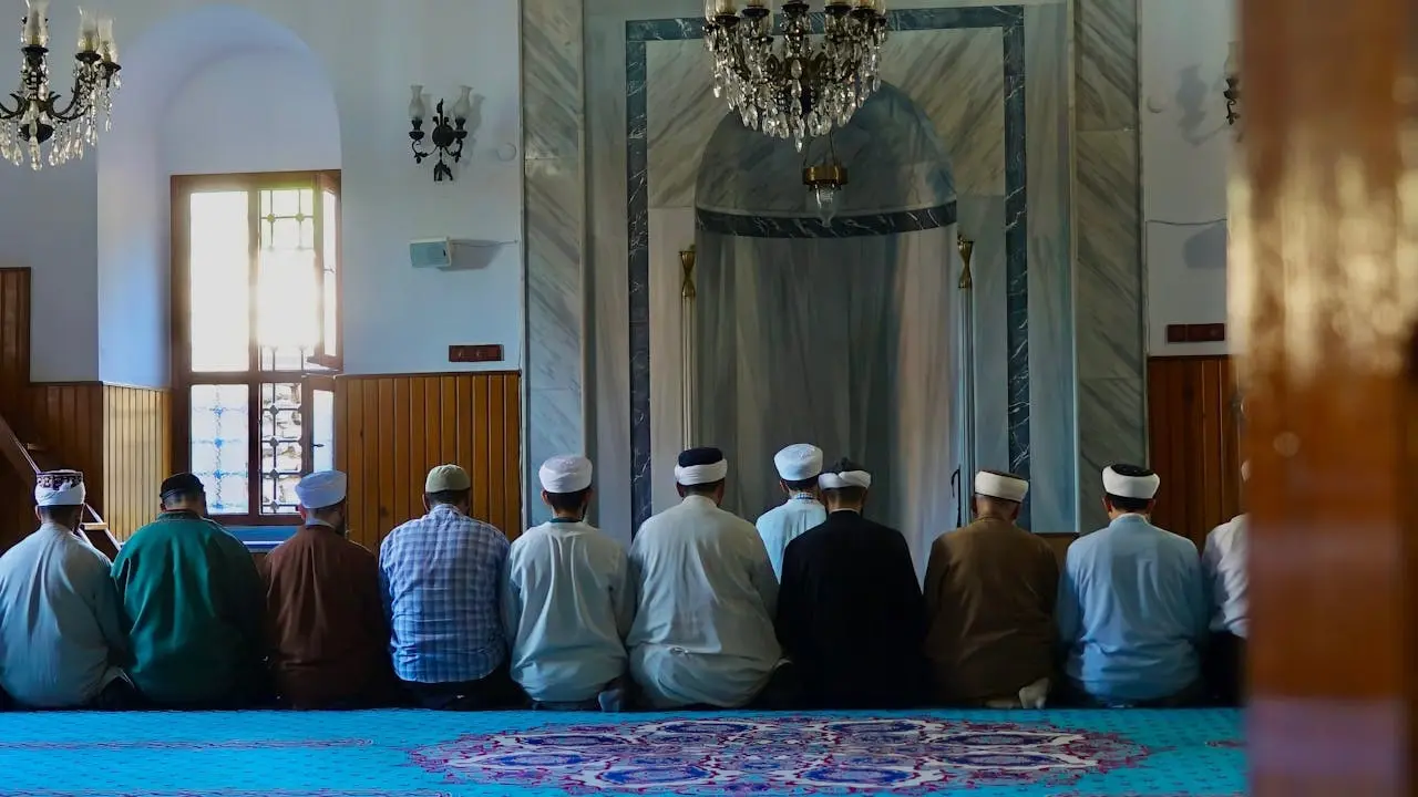 Para muslim sholat di masjid shaf depan