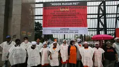 Aktivis dari Jaringan Nasional Advokasi Pekerja Rumah Tangga (Jala PRT) melakukan aksi di depan Gedung DPR, Jakarta, Selasa (25/11/2014). (Liputan6.com/Faizal Fanani)