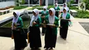 Santriwati penyandang tuna rungu bersiap menghafal Al-Qur'an di Pesantren Tahfiz Difabel di Jalan Manunggal Jaya, Lebak Bulus, Jakarta Selatan, Senin (24/10/2022). Pondok Pesantren yang merupakan salah satu program untuk disabilitas dan diinisiasi oleh Baznas (Bazis) Provinsi DKI Jakarta diperuntukkan untuk tuna rungu secara gratis dan baru berjalan 3 bulan saat ini menampung 9 santriwati. (merdeka.com/Arie Basuki)