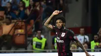AC Milan's forward from Brazil Luiz Adriano celebrates after scoring a goal during the Italian Serie A football match between AC Milan and Empoli at San Siro Stadium in Milan on August 29, 2015. AFP PHOTO / GIUSEPPE CACACE 