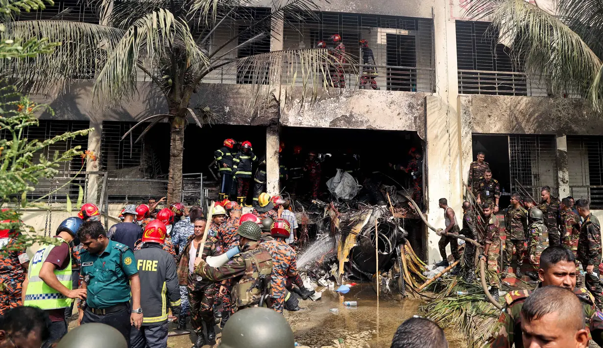 Pihak militer Bangladesh dalam pernyataan resmi mengonfirmasi bahwa insiden tersebut mengakibatkan 20 korban jiwa, termasuk pilotnya. (Abdul Goni/AFP)