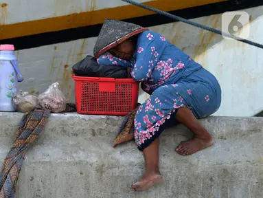 Pedagang kopi keliling atau dikenal dengan sebutan starling menunggu pembeli di Pelabuhan Sunda Kelapa, Jakarta, Sabtu (7/12/2019). Pedagang yang mematok harga antara Rp 3.000 - Rp 7.000 ini menyasar buruh angkut Pelabuhan Sunda Kelapa. (merdeka.com/Imam Buhori)